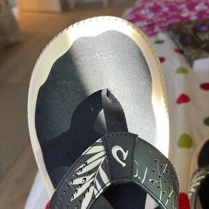 Olukai Ulele black and white size 10 Men’s sandals. $80 new